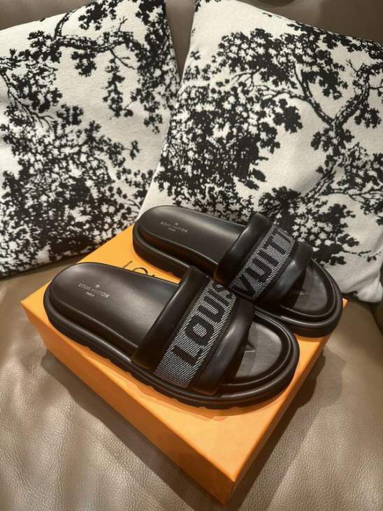 Picture of Louis Vuitton Slippers _SKULVsz36-46hnh03041213